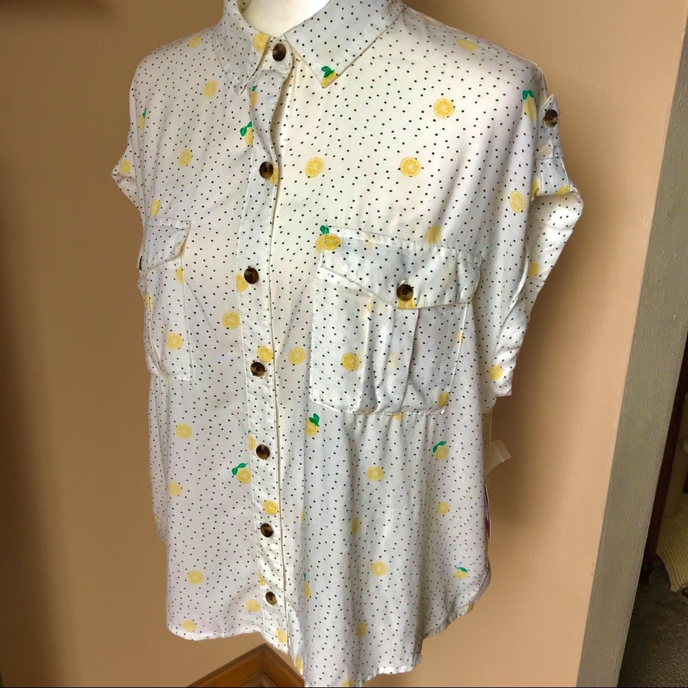 Hello Lemon 🍋 “SO” NWT Tab short Sleeve Lemon Top Size:M - Picture 2 of 7